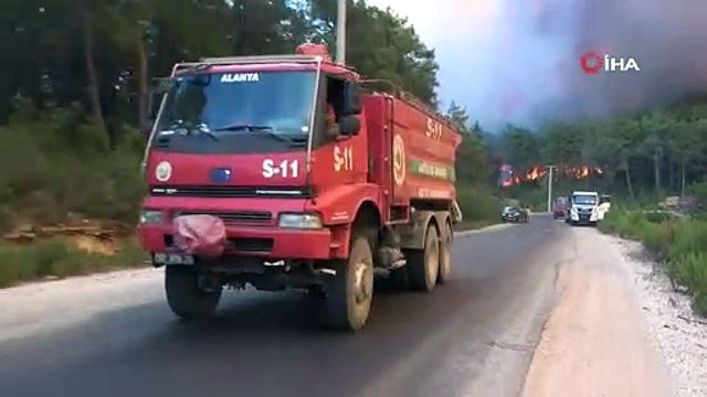 Manavgat’ta orman yangını devam ediyor, metrelerce yükselen alevler böyle görüntülendi