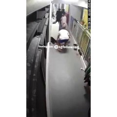 YP GO HDB SHOPPING AND STEAL SLIPPERS TO SMELL