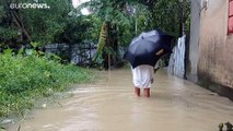 فيديو: مقتل العشرات وعزل مئات الآلاف بسبب الفيضانات في بنغلادش