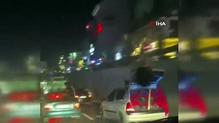 Trafikte yolu kapatıp tünelde halay çektiler