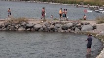 Son dakika haber: Sıcaktan bunalanlar Çıldır Gölü'ne akın ediyor