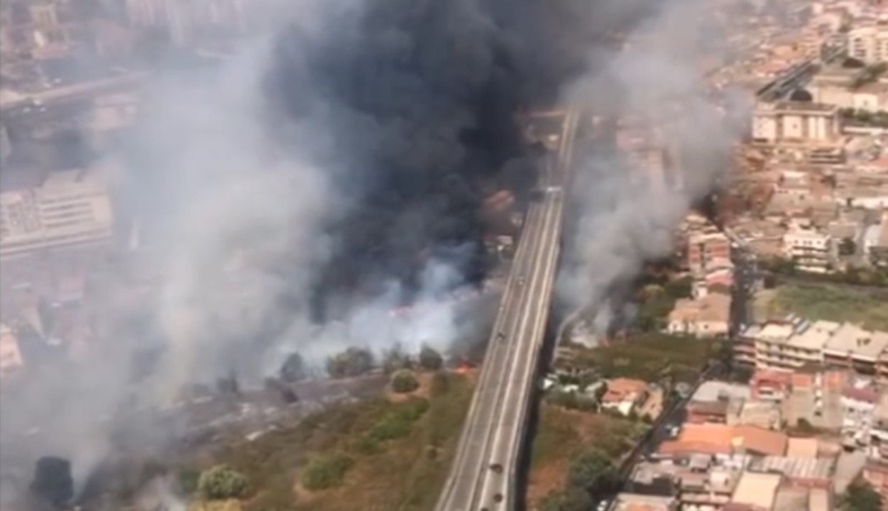 Catania - Vasto incendio in Via Palermo, evacute abitazioni (31.07.21)