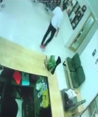 ÜMRANİYE'DE KUAFÖRDEN HIRSIZLIK YAPAN ŞÜPHELİ KAMERADA