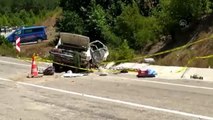 Kozan ilçesinde minibüsle çarpışan otomobildeki aynı aileden 5 kişi yaşamını yitirdi (2)