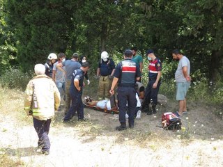 ÇEKMEKÖY'DE KONTROLDEN ÇIKAN OTOMOBİL ORMANLIK ALANA UÇTU: 1 YARALI