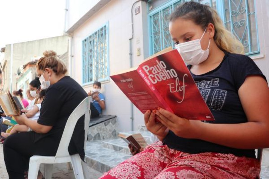 İLKOKUL MÜDÜRÜNDEN MAHALLESİNDE KİTAP OKUMA ETKİNLİĞİ