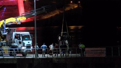 SARIYER'DE OTOMOBİL DENİZE UÇTU; SÜRÜCÜ YÜZEREK KURTULDU