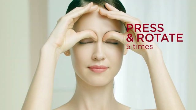 How to get bigger, brighter eyes with V Shaping Facial Lift Eye Concentrate Clarins