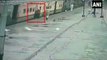 सिकंदराबाद: RPF जवान की मुस्तैदी से चलती ट्रेन के नीचे आने से बची महिला, सामने आया वीडियो