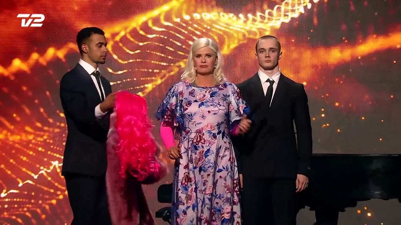 MUSIK & SANG | Erik Holm Nielsen fra Jegindø ~ medvirkede sammen med andre deltager og Sofie Linde i "Medley" til X Factor finalen 2019 | TV2 Danmark