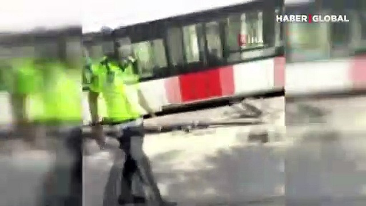 Bağcılar-Eminönü tramvayı raydan çıktı, elektrik direğine çarptı