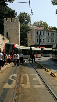 Bağcılar-Eminönü seferini yapan tramvay Gülhane Parkı yakınlarında raydan çıkarak elektrik direğine çarptı