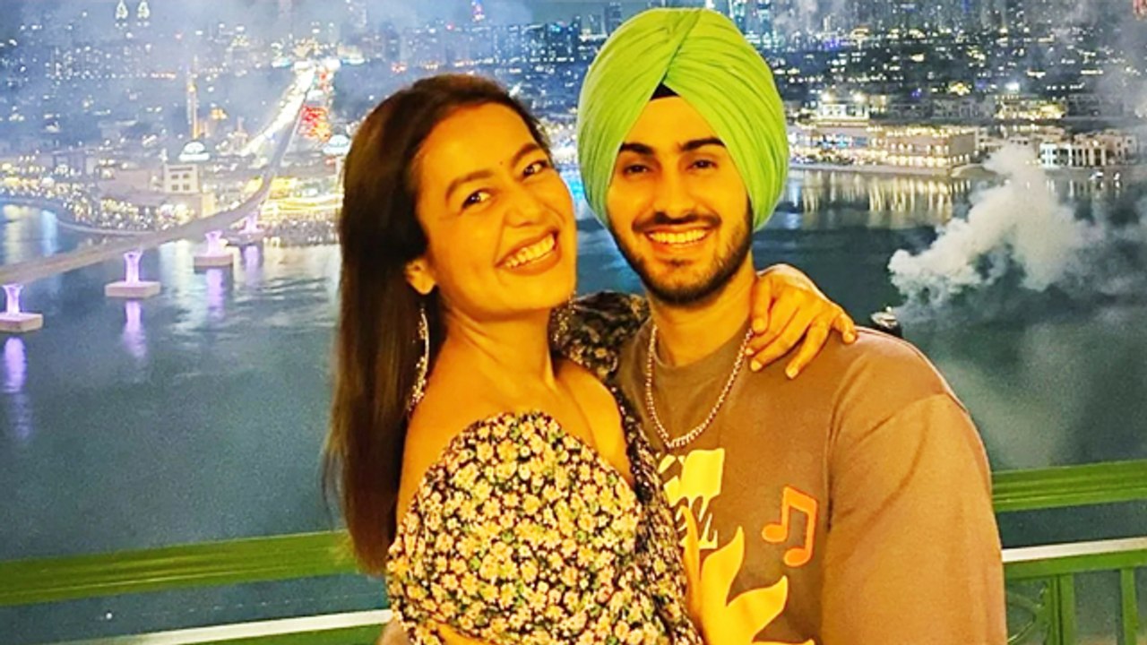 Neha Kakkar ने गुस्से में पति Rohanpreet को मारी चाटा, वीडियो हो रहा है वायरल