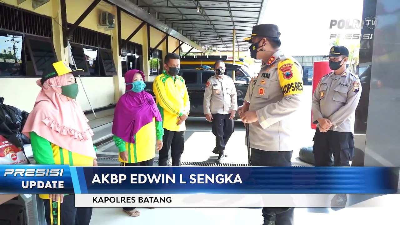 Polres Batang Salurkan Bansos Kepada Petugas Penyapu Jalan Dalam Rangka Implementasi PPKM Level 4