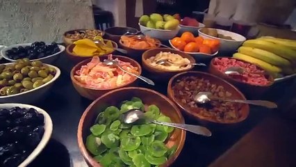 عجوز تعيش في الكهف !