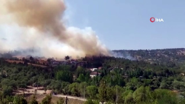 Uşak’ta orman yangını köyü tehdit ediyor