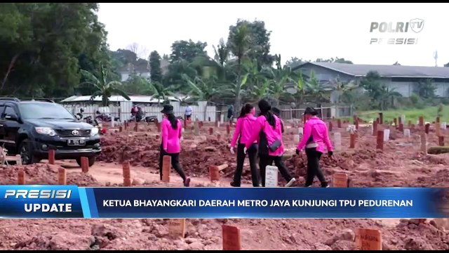 Bhayangkari Polda Metro Bagikan Sembako dan APD ke Penggali Makam Covid-19