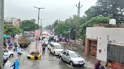अलवर में तेज बारिश, सड़कें लबालब, चूड़ी मार्केट में भरा पानी