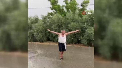 Yaz ortasında yağmuru gören çiftçinin sevinci kamerada