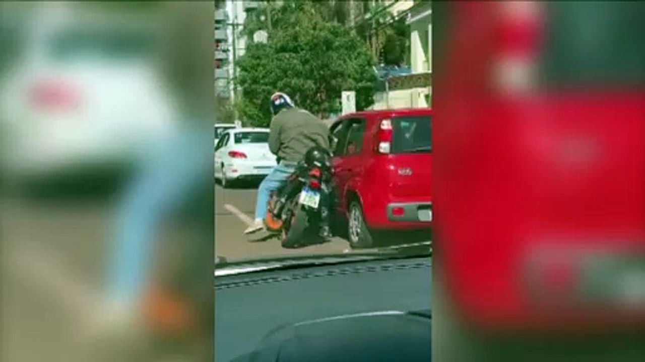 Internauta flagra em vídeo momento de discussão no trânsito que acabou com homem quebrando carro de um idoso