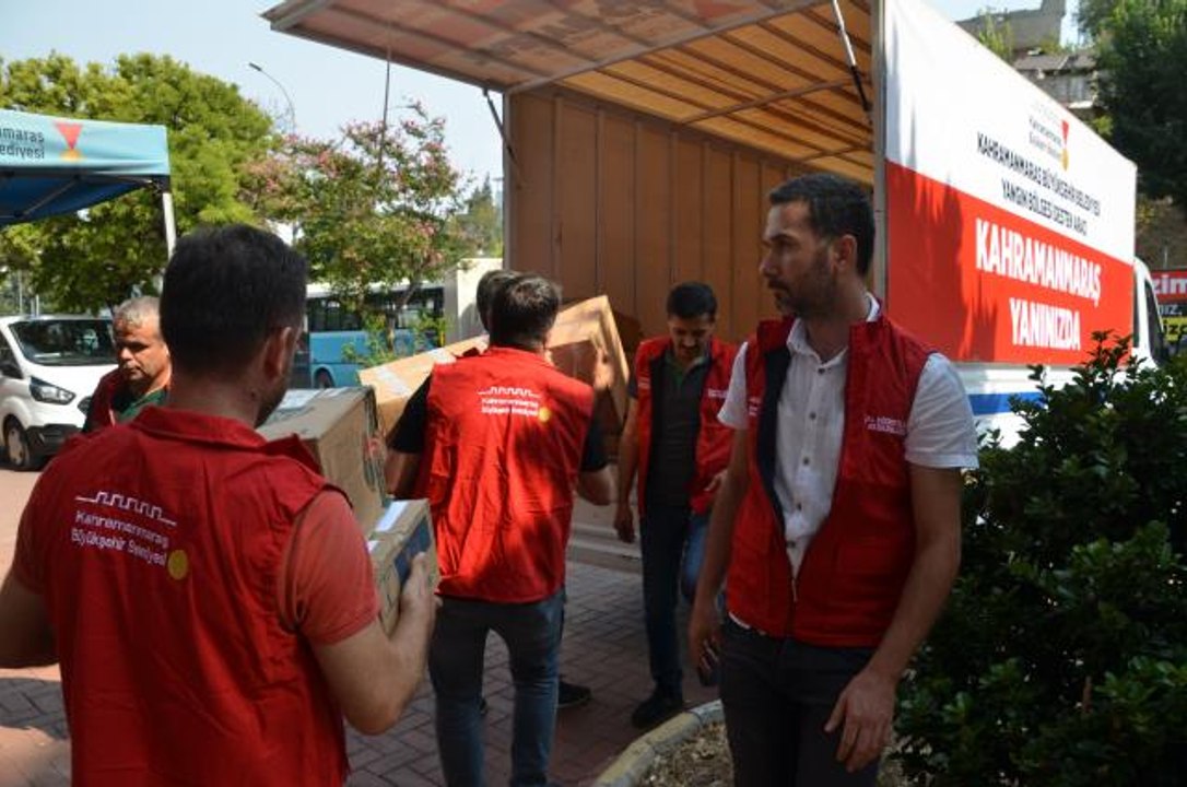 KAHRAMANMARAŞ - Büyükşehir Belediyesi yangının yaşandığı bölgelere 2 kamyonet yardım gönderdi