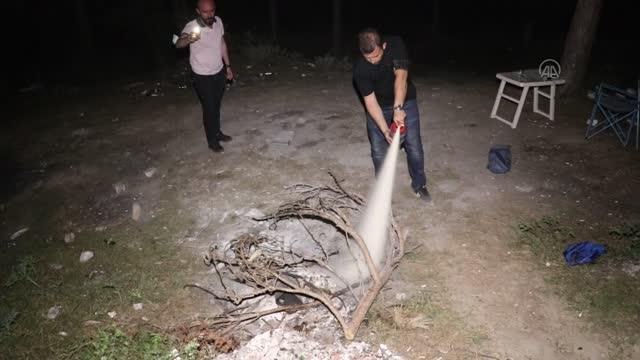 Polis ormanlık alandaki piknik ateşini yangın söndürme tüpüyle söndürdü