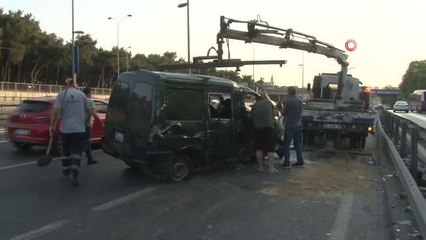 Bahçelievler E-5'te bariyerlere çarpan minibüs takla attı: 1 yaralı