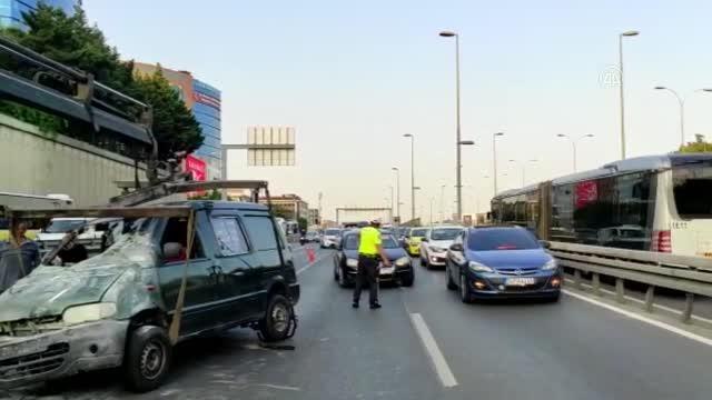 Bahçelievler'de devrilen minibüsün sürücüsü yaralandı