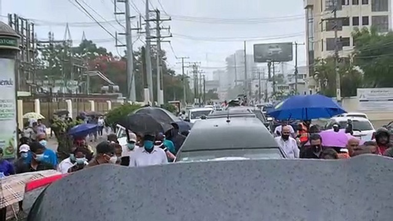 Cientos desafían la lluvia para acompañar cortejo fúnebre del Caballo Mayor en recorrido por Villa Juana