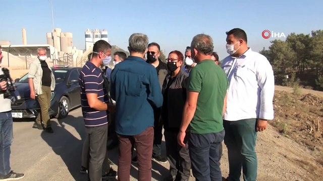 Yangın bölgesinde freni boşalan itfaiye aracı tıra çarptı, iki itfaiye eri yaralandı