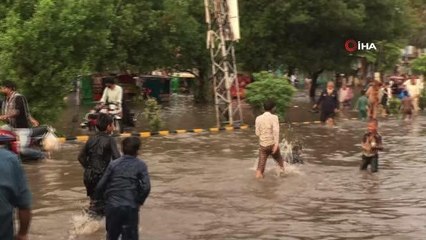 Pakistan'da sağanak cadde ve sokakları göle çevirdi
