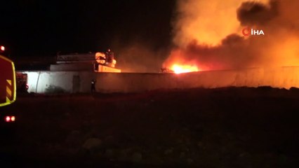 Fabrika yangınında söndürme çalışmaları devam ediyor