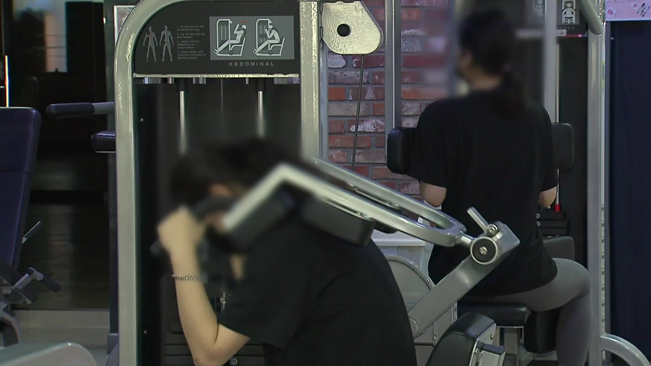 비말 확산에 밀폐 냉방..."감염 확산에 딱 좋은 환경" / YTN