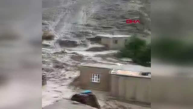 Başkale'de sel sularına kapılan bir kadın son anda kurtarılırken, birçok ev zarar gördü - 4