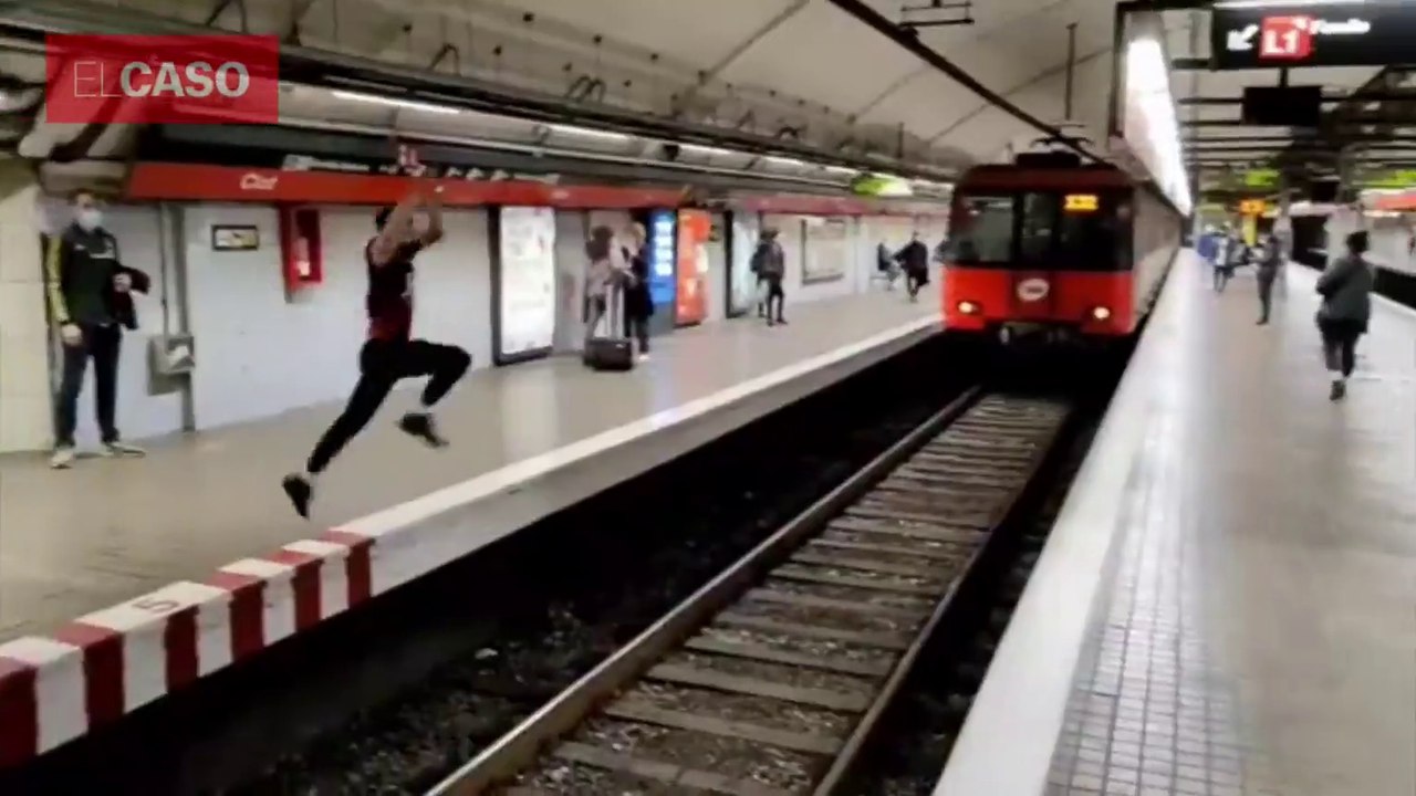 Saltos locos en las vías del metro en Barcelona...