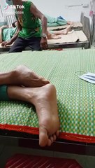 Ông chú mặc áo hoa chăm vợ trong bệnh viện