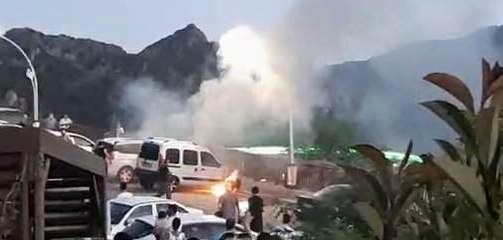 Park halindeki araç dakikalar içerisinde alevlere teslim oldu