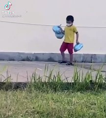 Hai bé tự xách đồ trong khu cách ly