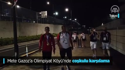 Mete Gazoz'a Olimpiyat Köyü'nde coşkulu karşılama