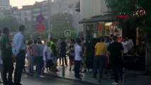 Taksim'de kadınların laf atma kavgası! Birbirlerinin saçlarından tutarak yerlerde sürüklediler, o anlar kamerada
