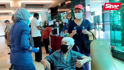 Nenek 101 tahun teruja lengkap dua dos vaksin.