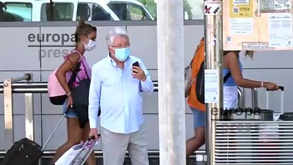 Enrique Cerezo llega a la isla de Ibiza de vacaciones