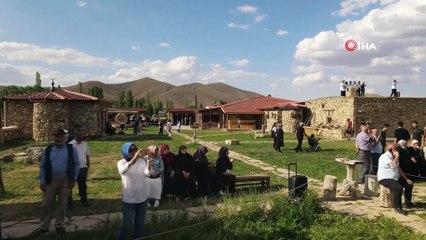 Kenan Yavuz Etnografya Müzesi’nin bacalarında halay şenliği
