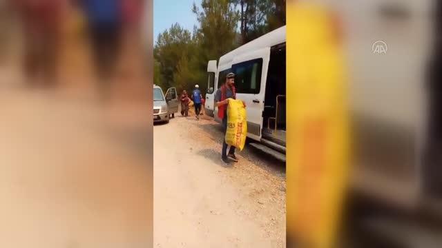 Yangından kurtarılan yavru köpek Yanık , afet ekiplerinin maskotu oldu