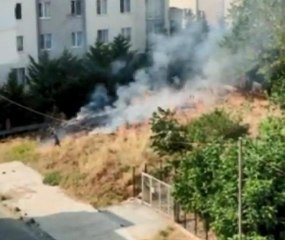 YANGIN AĞAÇLIK ALANA SIÇRAMASIN DİYE MÜCADELE EDEN MAHALLELİLER KAMERADA