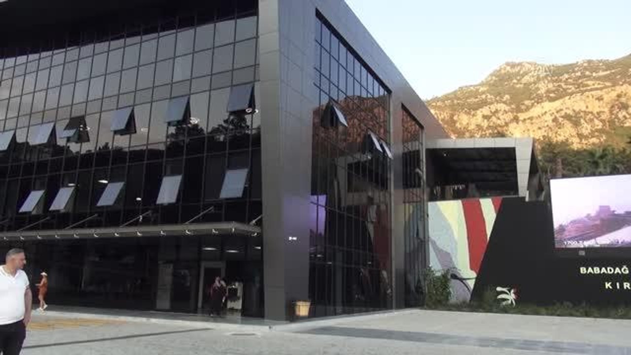 Yamaç paraşütü merkezi Babadağ, Kurban Bayramı'nda 16 bin kişiyi ağırladı