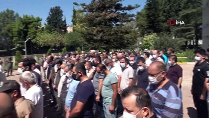 Hayatını kaybeden işçiler için düzenlenen törende mesai arkadaşları gözyaşlarını tutamadı
