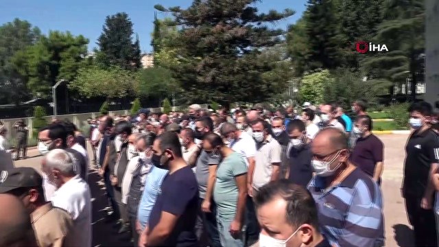 Hayatını kaybeden işçiler için düzenlenen törende mesai arkadaşları gözyaşlarını tutamadı