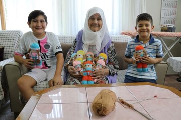 96 yaşındaki "Sıdıka nine" örgü bebeklerle çocukları sevindiriyor