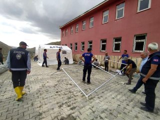 Van'da sel mağdurları için çadır kuruluyor